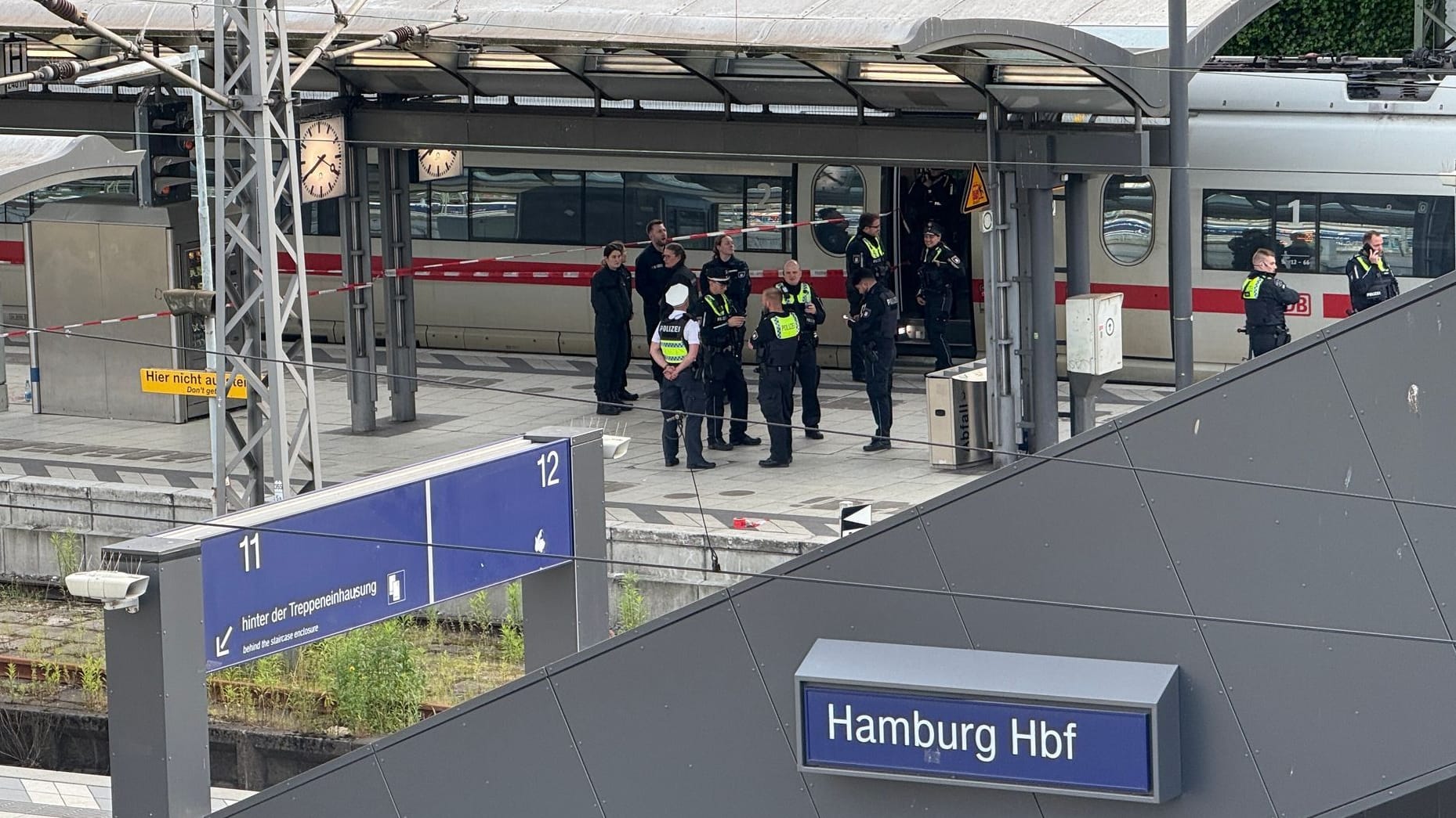 Polizeieinsatz am Hamburger Bahnhof: Die Einsatzkräfte konnten schnell eine tatverdächtige Person festnehmen.