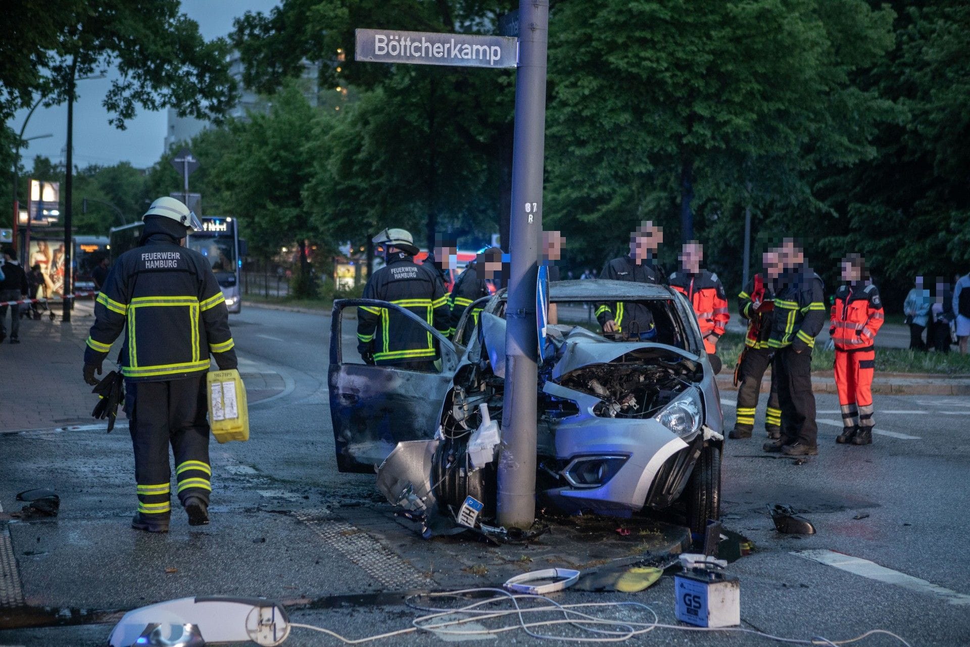 Rettungskräfte an einer Unfallstelle: Eine junge Frau und ein Passant retteten den Fahrer aus dem brennenden Auto.
