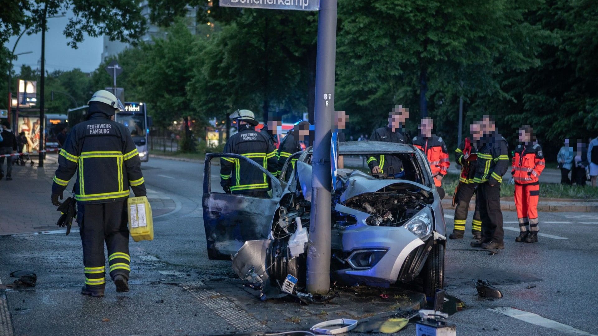 Rettungskräfte an einer Unfallstelle: Eine junge Frau und ein Passant retteten den Fahrer aus dem brennenden Auto.