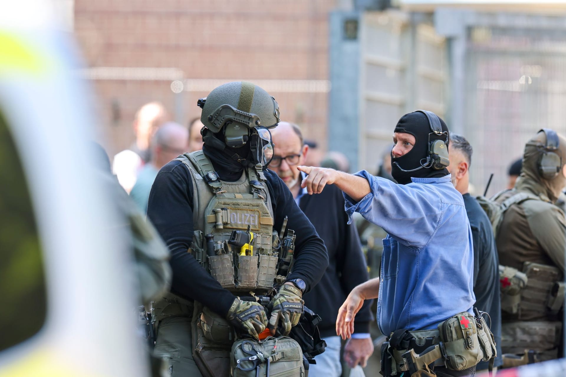Spezialkräfte der Polizei sind nach Randale in einer psychiatrischen Klinik in Bedburg-Hau im Einsatz: Die Polizei konnte die Lage unter Kontrolle bringen.