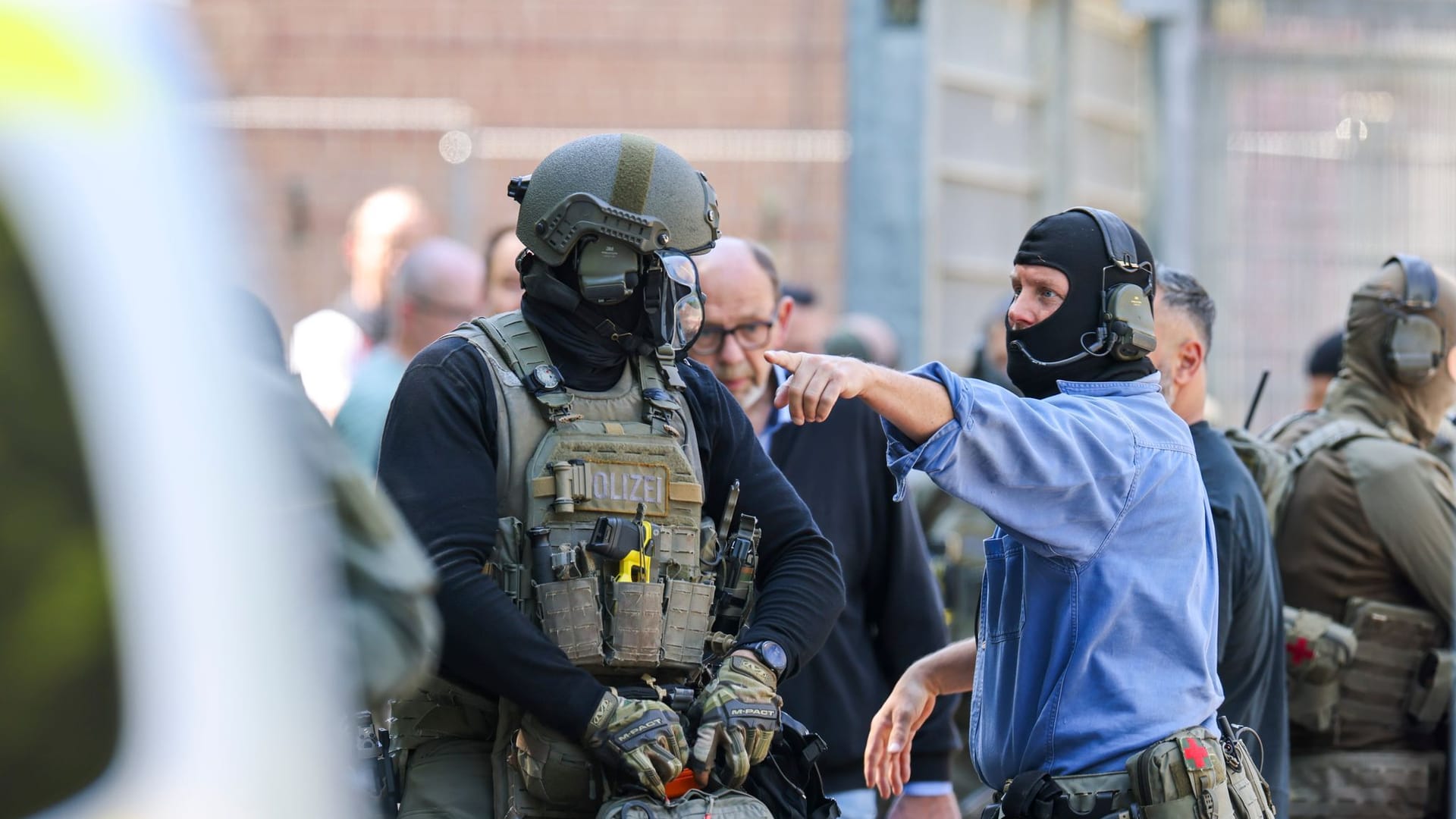 Spezialkräfte der Polizei sind nach Randale in einer psychiatrischen Klinik in Bedburg-Hau im Einsatz: Die Polizei konnte die Lage unter Kontrolle bringen. Spezialkräfte der Polizei sind nach Randale in einer psychiatrischen Klinik in Bedburg-Hau im Einsatz: Die Polizei konnte die Lage unter Kontrolle bringen.