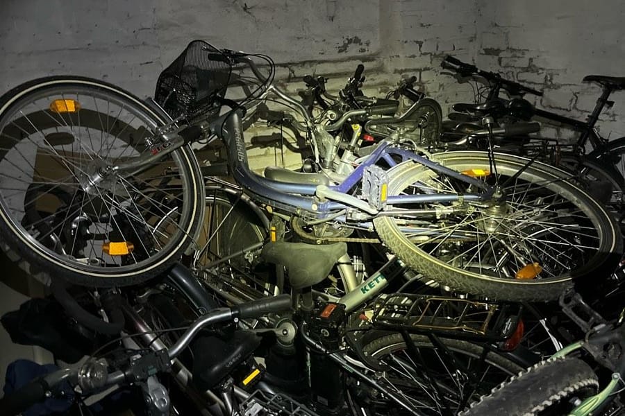Ein Keller voller Fahrräder: Mithilfe eines GPS-Trackers hat die Polizei Essen mehrere gestohlene Räder gefunden. Ein Keller voller Fahrräder: Mithilfe eines GPS-Trackers hat die Polizei Essen mehrere gestohlene Räder gefunden.