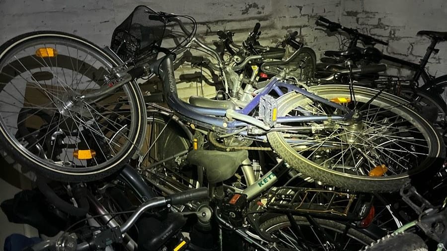 Ein Keller voller Fahrräder: Mithilfe eines GPS-Trackers hat die Polizei Essen mehrere gestohlene Räder gefunden. Ein Keller voller Fahrräder: Mithilfe eines GPS-Trackers hat die Polizei Essen mehrere gestohlene Räder gefunden.