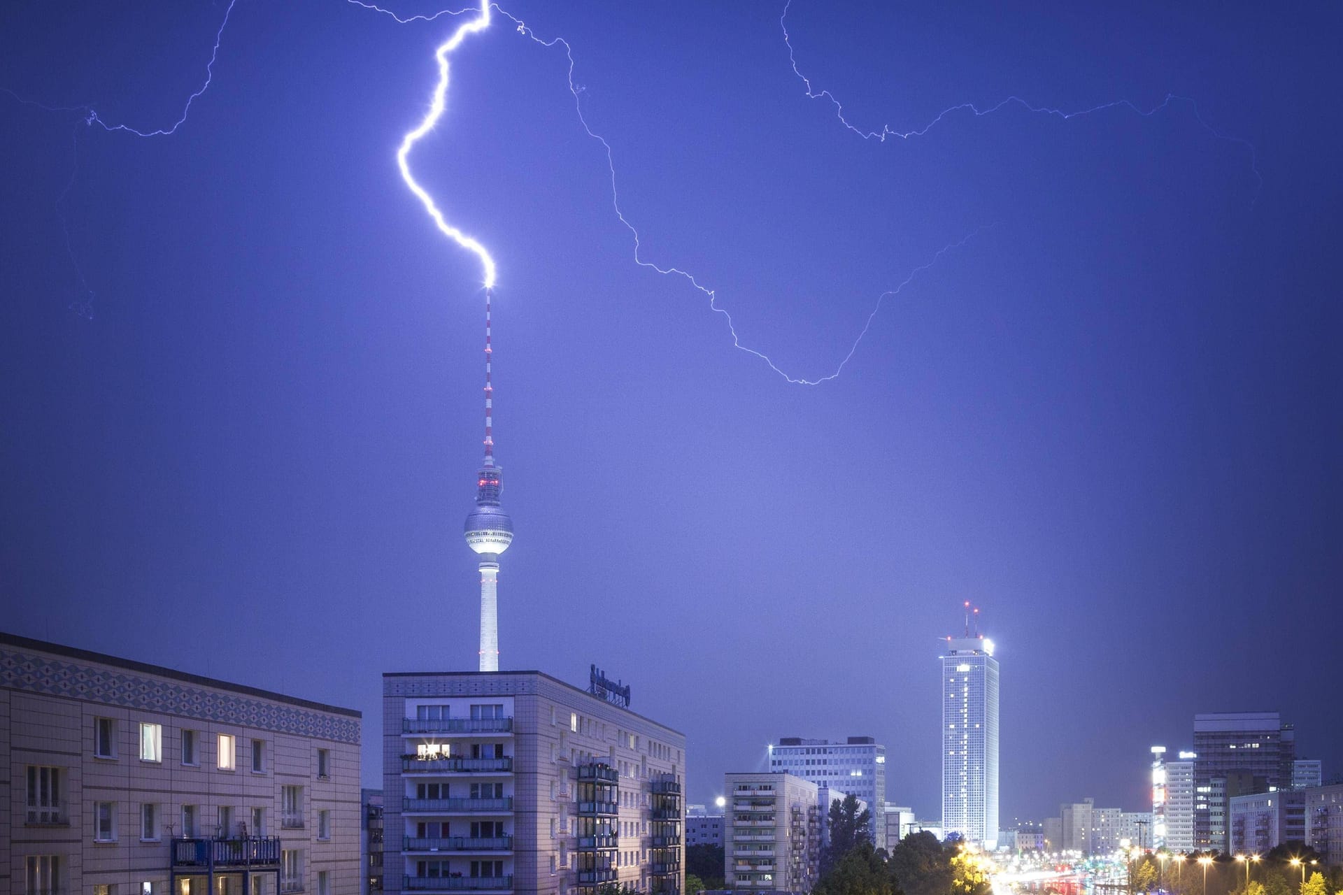 Blitzeinschlag in den Berliner Fernsehturm (Archivbild): Die Zahl der Blitzeinschläge hat sich über die letzten Jahre kaum verändert.