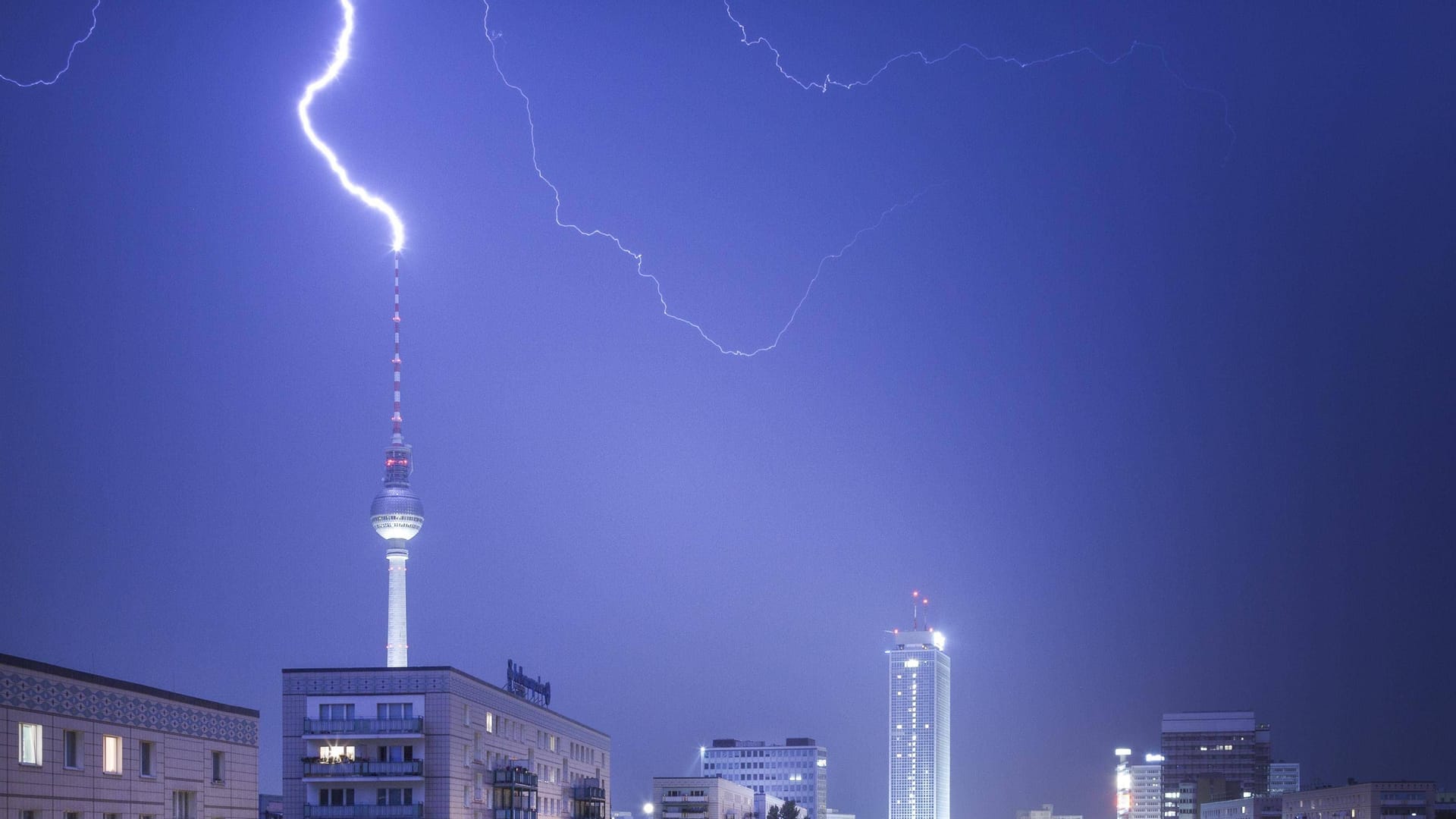 Blitzeinschlag in den Berliner Fernsehturm (Archivbild): Die Zahl der Blitzeinschläge hat sich über die letzten Jahre kaum verändert. Blitzeinschlag in den Berliner Fernsehturm (Archivbild): Die Zahl der Blitzeinschläge hat sich über die letzten Jahre kaum verändert.