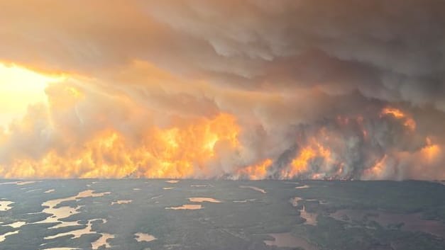 Ein Luftbild zeigt einen Waldbrand in der Nähe von Flin Flon in der kanadischen Provinz Manitoba: Die Lage sei schlimmer als je zuvor, heißt es auf einer Pressekonferenz. Ein Luftbild zeigt einen Waldbrand in der Nähe von Flin Flon in der kanadischen Provinz Manitoba: Die Lage sei schlimmer als je zuvor, heißt es auf einer Pressekonferenz.