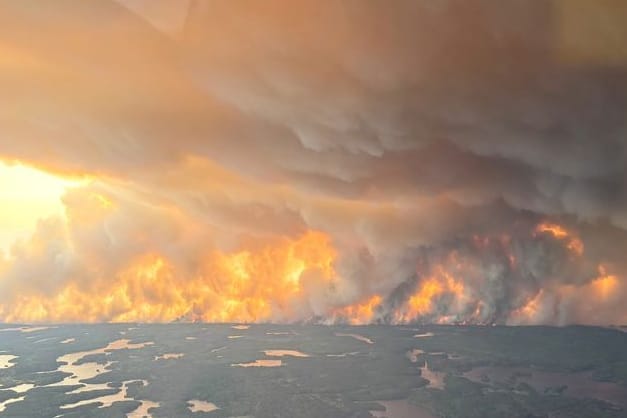 Ein Luftbild zeigt einen Waldbrand in der Nähe von Flin Flon in der kanadischen Provinz Manitoba: Die Lage sei schlimmer als je zuvor, heißt es auf einer Pressekonferenz.