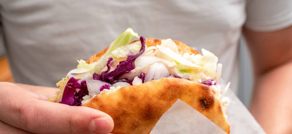 Mann hält einen Döner (Symbolfoto): In der Dresdner Neustadt gibt es am Donnerstag ein besonderes Angebot. Mann hält einen Döner (Symbolfoto): In der Dresdner Neustadt gibt es am Donnerstag ein besonderes Angebot.