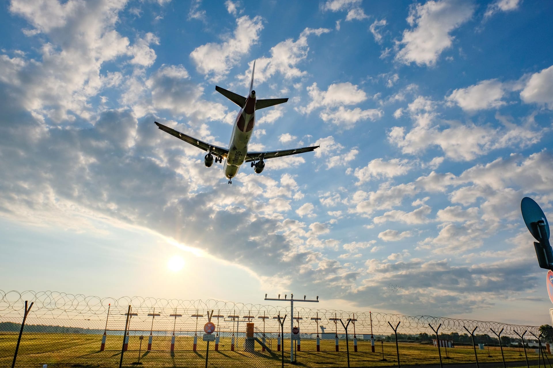 Ein Flugzeug landet am Nürnberger Flughafen (Archivbild): Mehr als 60 Ziele werden direkt angeflogen. Ein Flugzeug landet am Nürnberger Flughafen (Archivbild): Mehr als 60 Ziele werden direkt angeflogen.