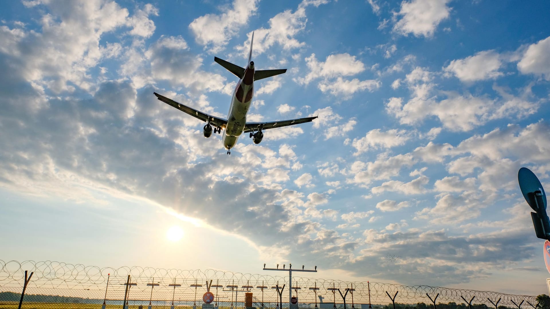 Ein Flugzeug landet am Nürnberger Flughafen (Archivbild): Mehr als 60 Ziele werden direkt angeflogen. Ein Flugzeug landet am Nürnberger Flughafen (Archivbild): Mehr als 60 Ziele werden direkt angeflogen.