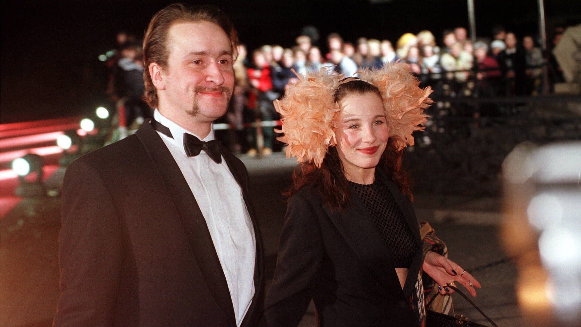 1998: Alexander Hacke und Meret Becker kommen zur Verleihung der Goldenen Kamera im Konzerthaus am Gendarmenmarkt in Berlin.