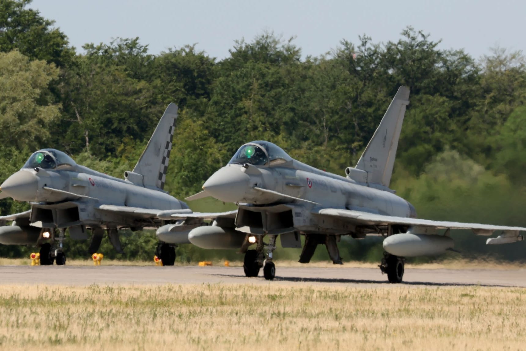 Zwei Bundeswehr-Eurofighter (Symbolbild): Im Harz gibt es ab Mittwoch laute Tiefflugübungen.
