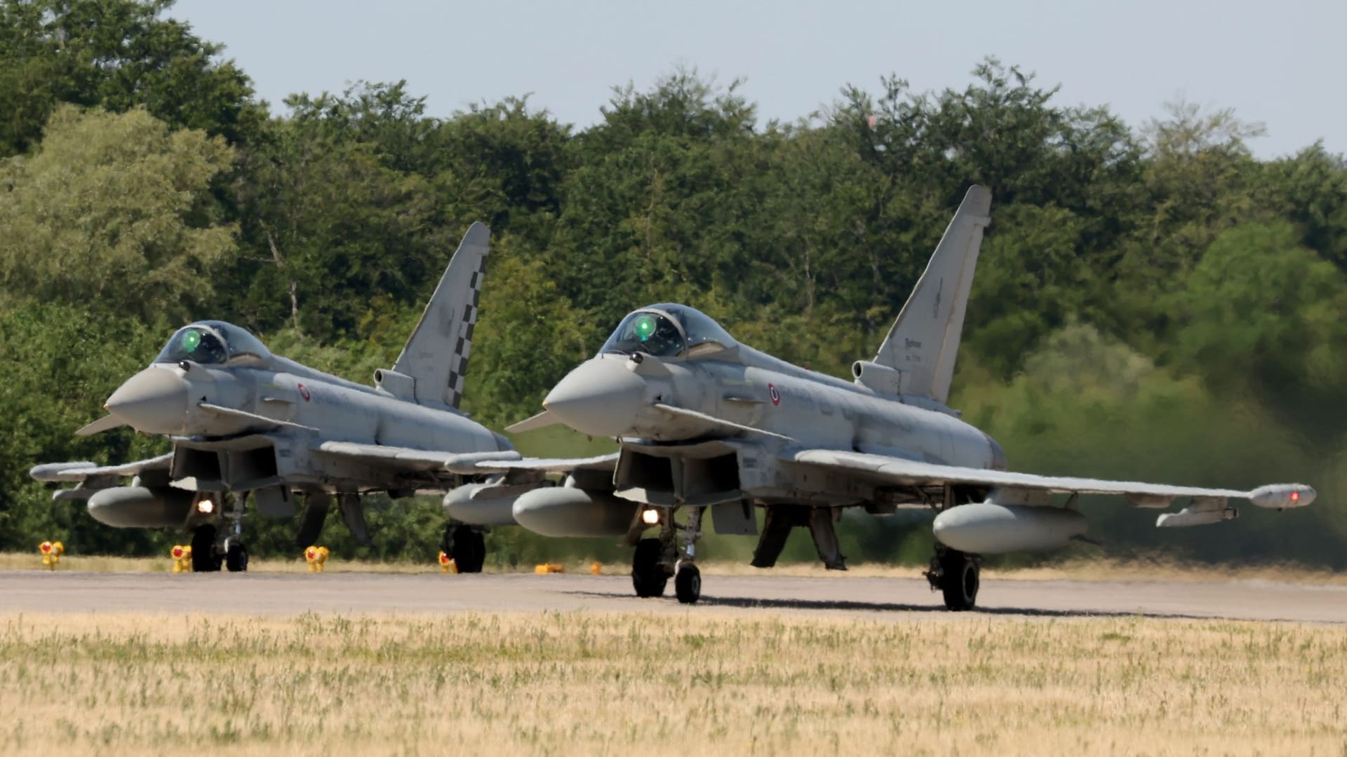 Zwei Bundeswehr-Eurofighter (Symbolbild): Im Harz gibt es ab Mittwoch laute Tiefflugübungen.