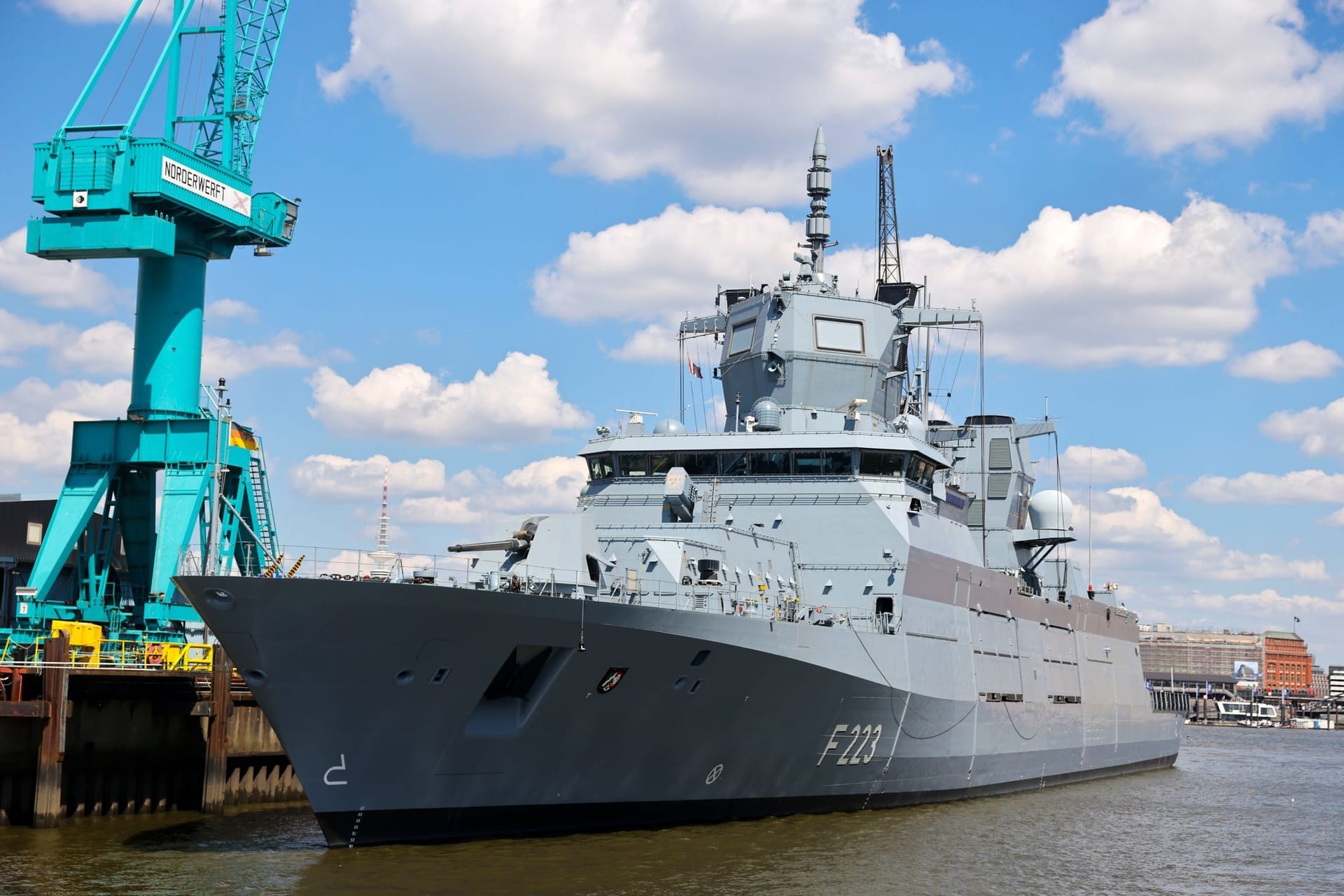 Eine Fregatte der Deutschen Marine im Hamburger Hafen (Symbolbild): Die Branche boomt – doch die Konkurrenz schläft nicht.