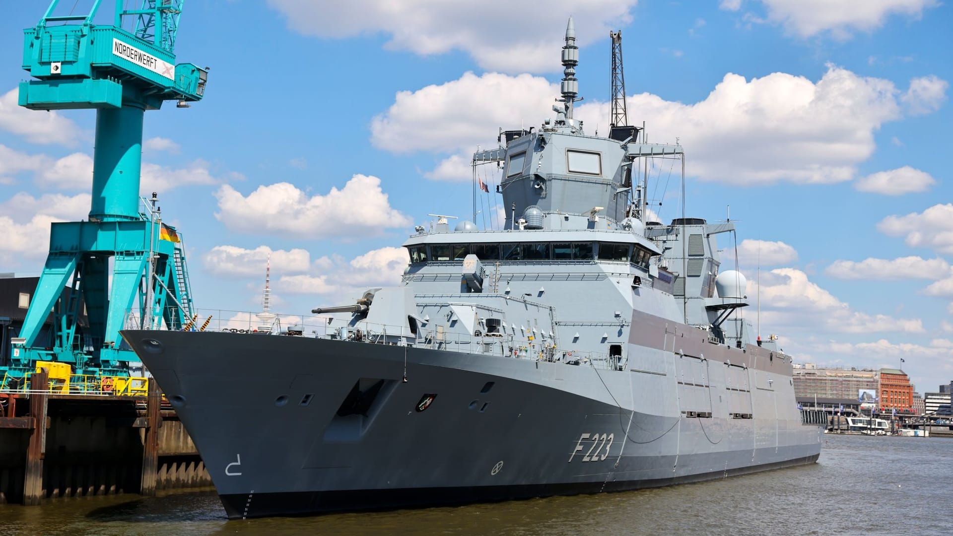 Eine Fregatte der Deutschen Marine im Hamburger Hafen (Symbolbild): Die Branche boomt – doch die Konkurrenz schläft nicht. Eine Fregatte der Deutschen Marine im Hamburger Hafen (Symbolbild): Die Branche boomt – doch die Konkurrenz schläft nicht.