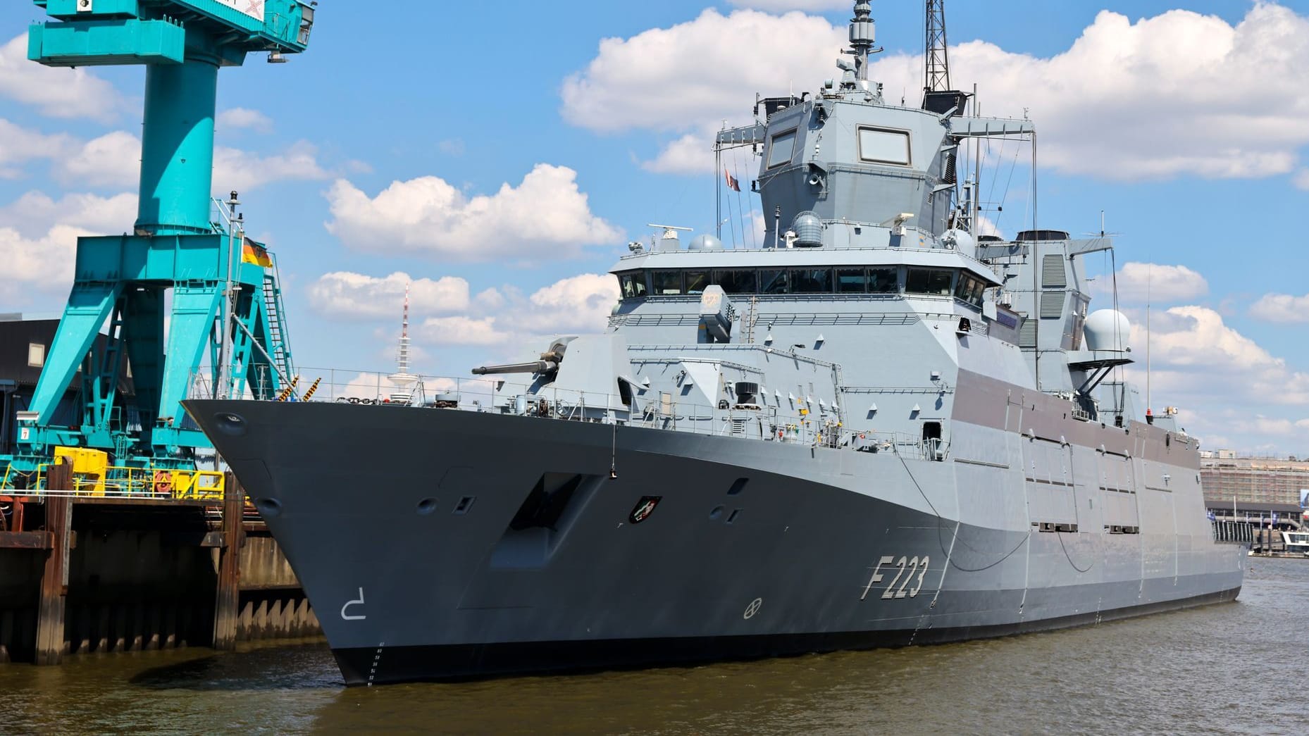 Eine Fregatte der Deutschen Marine im Hamburger Hafen (Symbolbild): Die Branche boomt – doch die Konkurrenz schläft nicht.