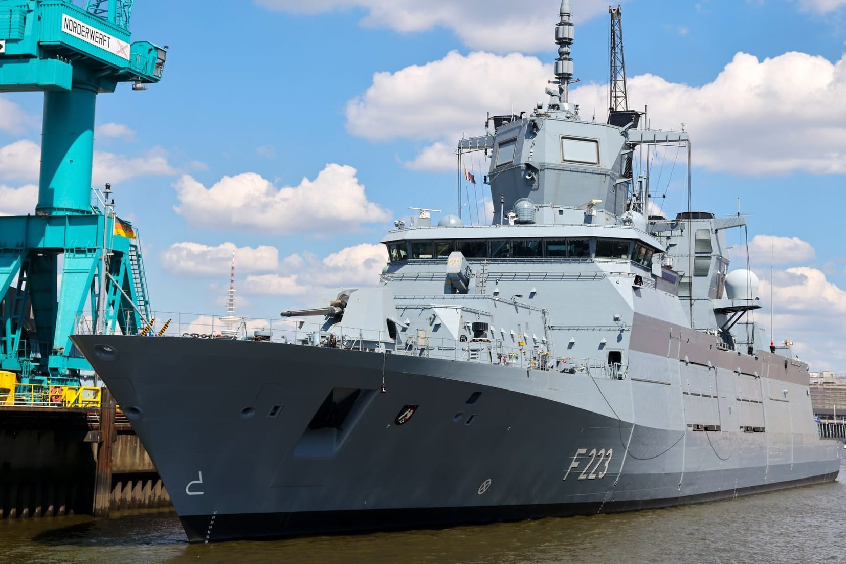 Eine Fregatte der Deutschen Marine im Hamburger Hafen (Symbolbild): Die Branche boomt – doch die Konkurrenz schläft nicht.