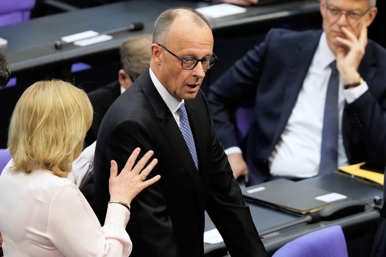Friedrich Merz mit Mitgliedern der Unionsfraktion im Bundestag: Der CDU-Chef ist im ersten Wahlgang bei der Kanzlerwahl gescheitert.