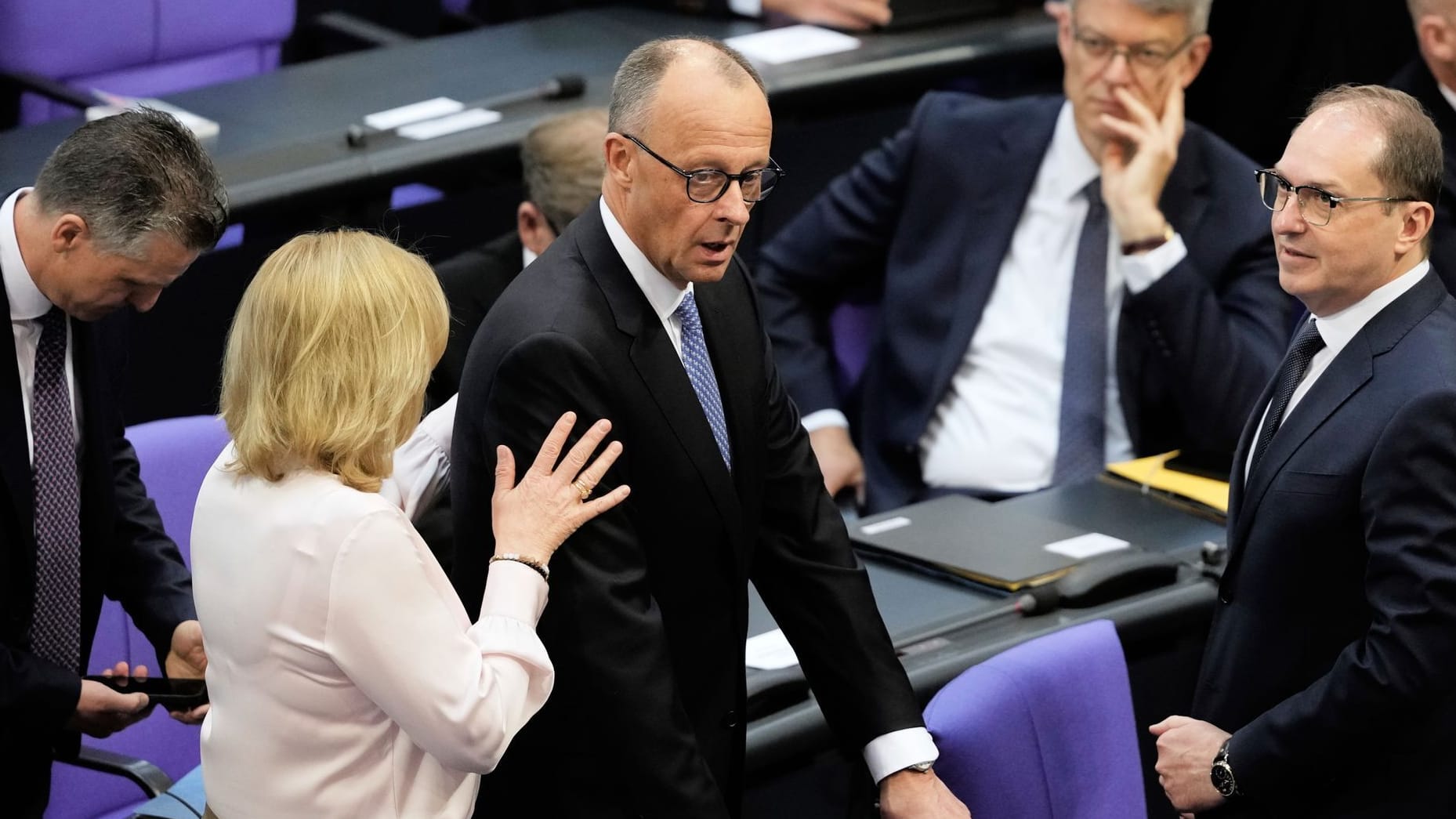 Friedrich Merz mit Mitgliedern der Unionsfraktion im Bundestag: Der CDU-Chef ist im ersten Wahlgang bei der Kanzlerwahl gescheitert.