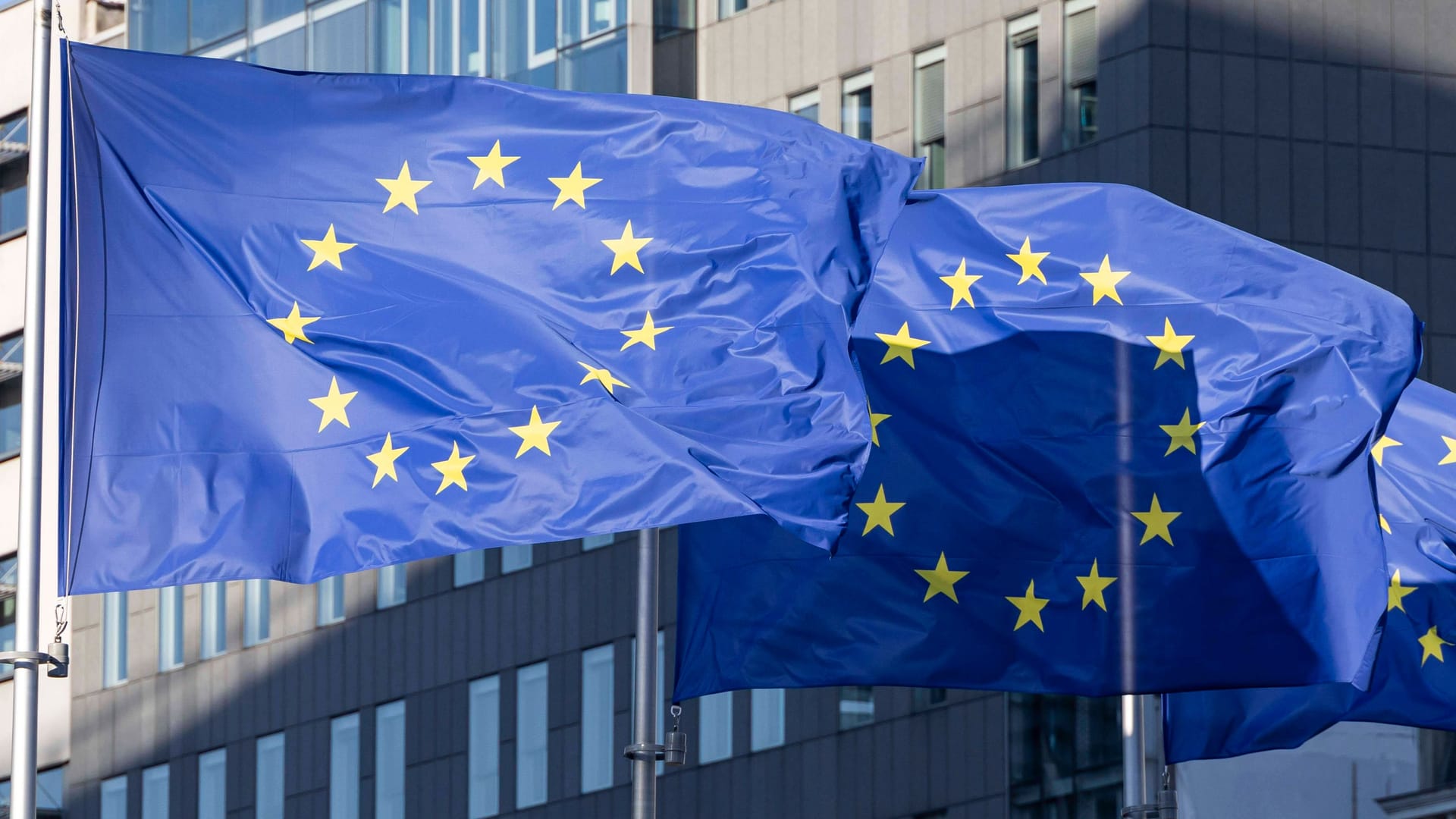 EU-Fahnen wehen vor dem Sitz der EU-Kommission (Symbolbild). EU-Fahnen wehen vor dem Sitz der EU-Kommission (Symbolbild).