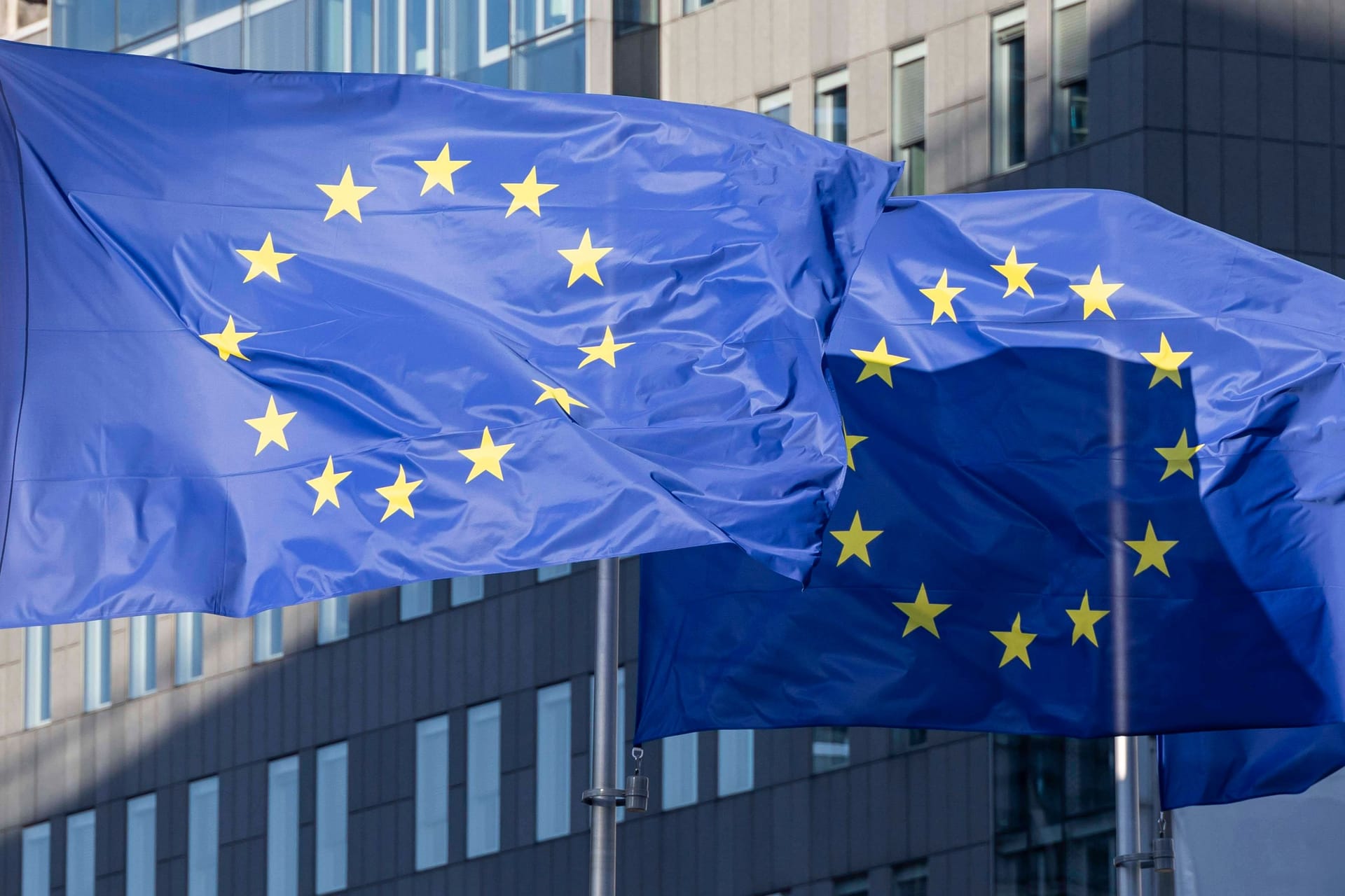 EU-Fahnen wehen vor dem Sitz der EU-Kommission (Symbolbild).
