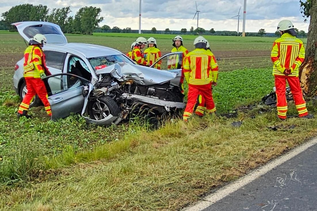 Großer Einsatz bei Lehrte: Ein Mann und ein Junge wurden bei einem Unfall am Sonntag schwer verletzt.