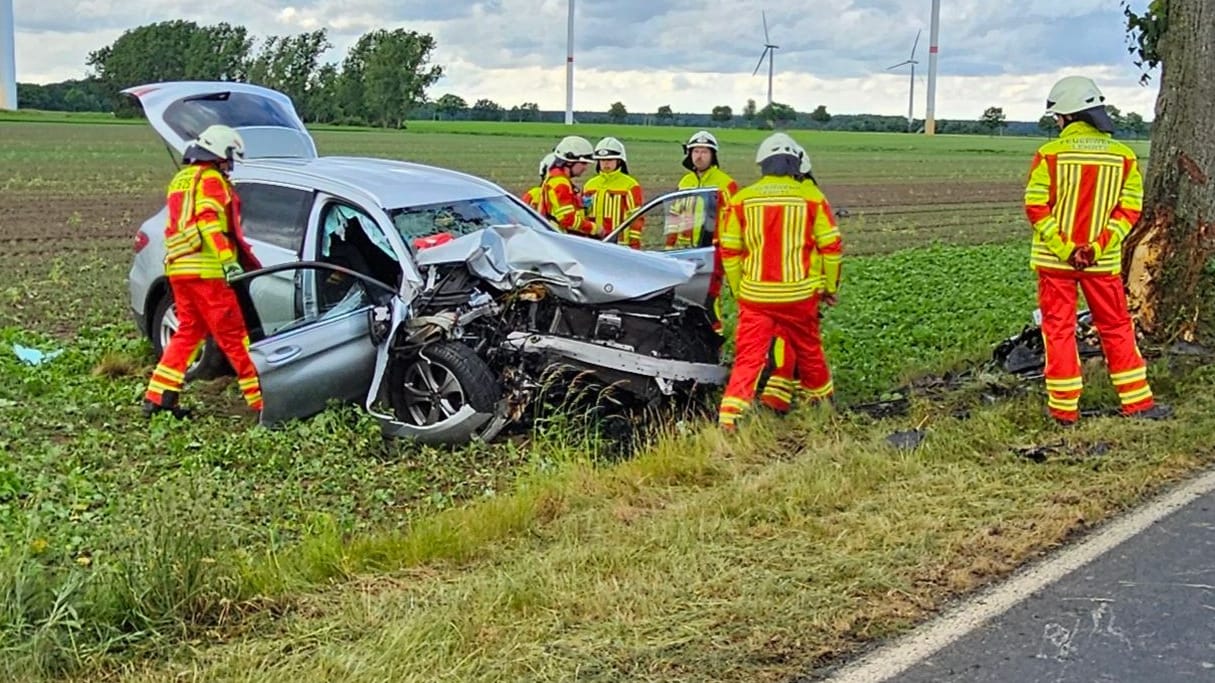 Großer Einsatz bei Lehrte: Ein Mann und ein Junge wurden bei einem Unfall am Sonntag schwer verletzt.