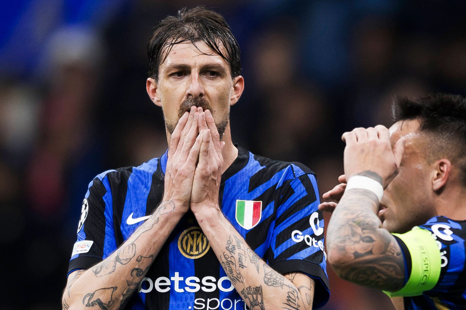 Francesco Acerbi (l.): Er wurde im Champions-League-Halbfinale wohl bespuckt.