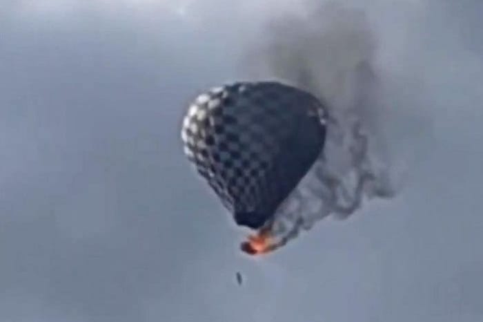 Der Heißluftballon fängt während des Fluges Feuer. Der Heißluftballon fängt während des Fluges Feuer.
