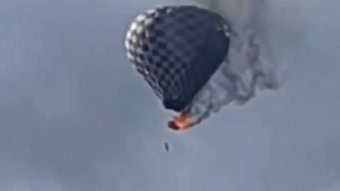 Der Heißluftballon fängt während des Fluges Feuer. Der Heißluftballon fängt während des Fluges Feuer.