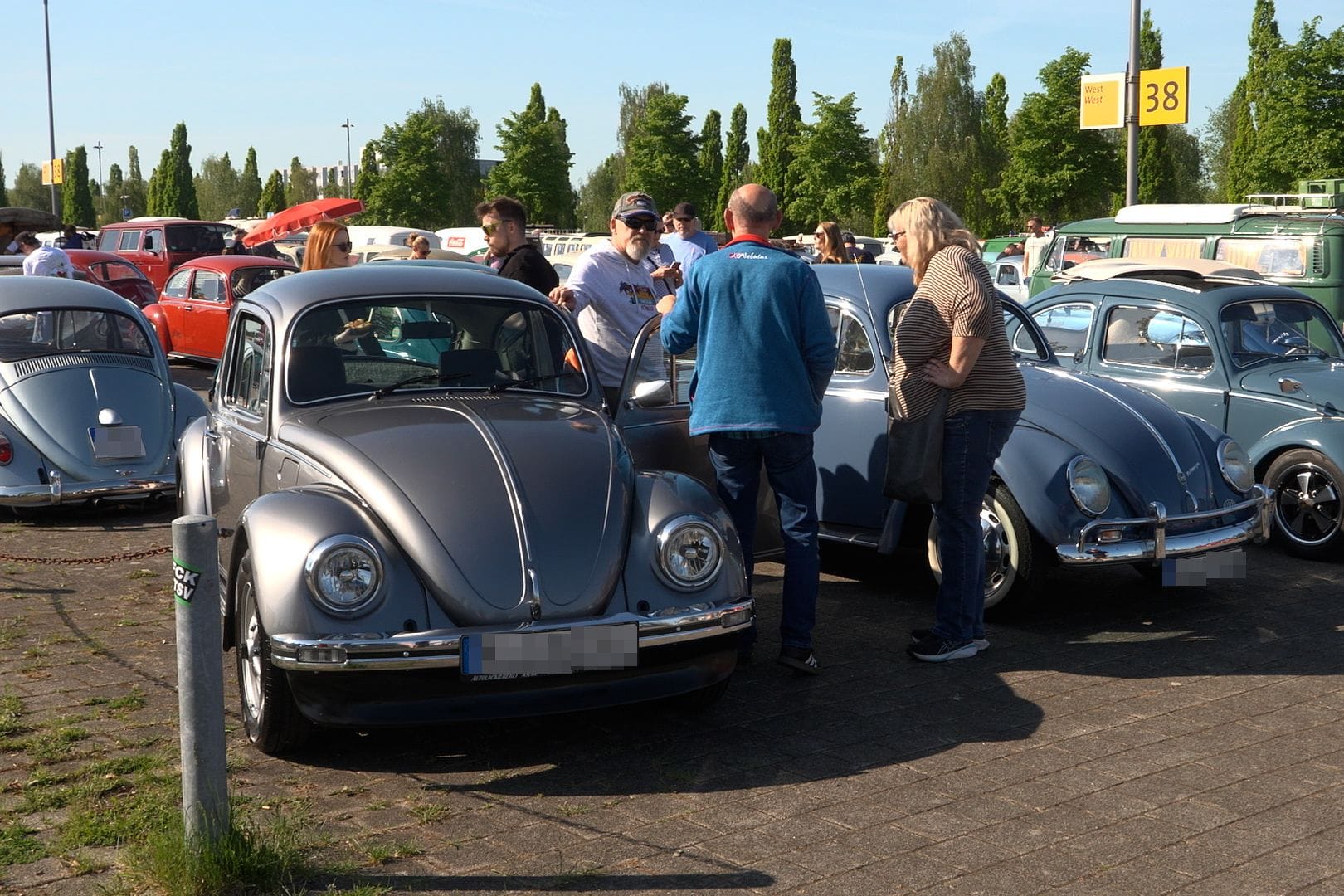 VW-Fans zwischen Käfern auf dem Messegelände: Tausende feierten beim Maikäfertreffen.