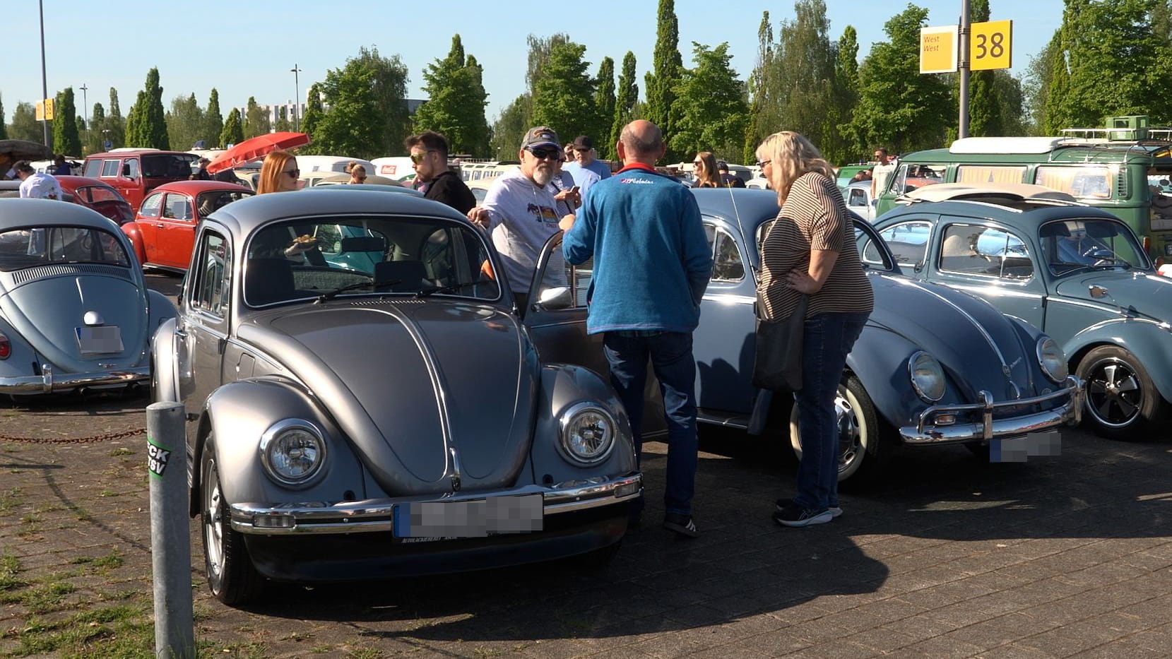VW-Fans zwischen Käfern auf dem Messegelände: Tausende feierten beim Maikäfertreffen.