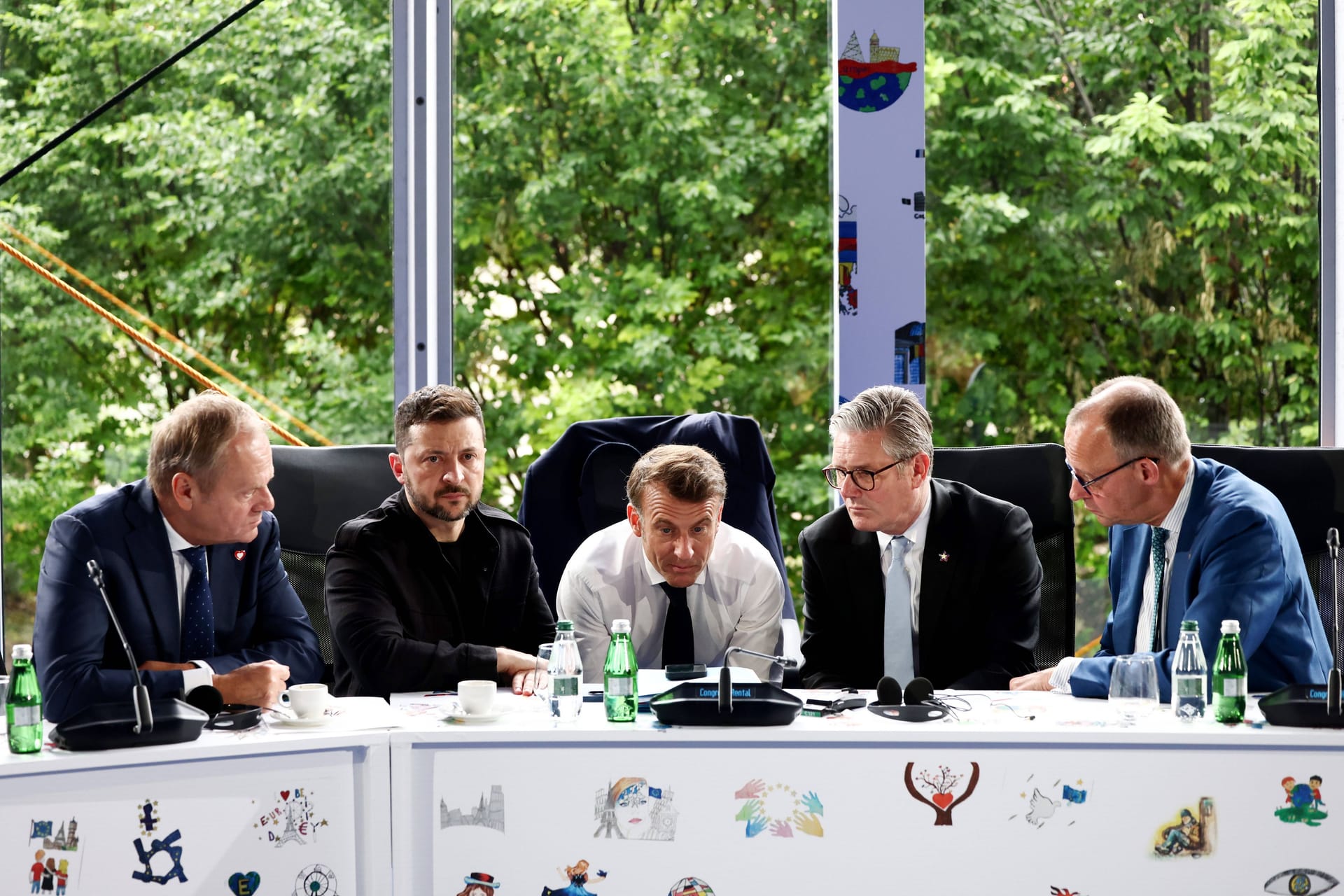 Donald Tusk, Wolodymyr Selenskyj, Emmanuel Macron, Keir Starmer und Friedrich Merz: Trump gemeinsam einschwören.