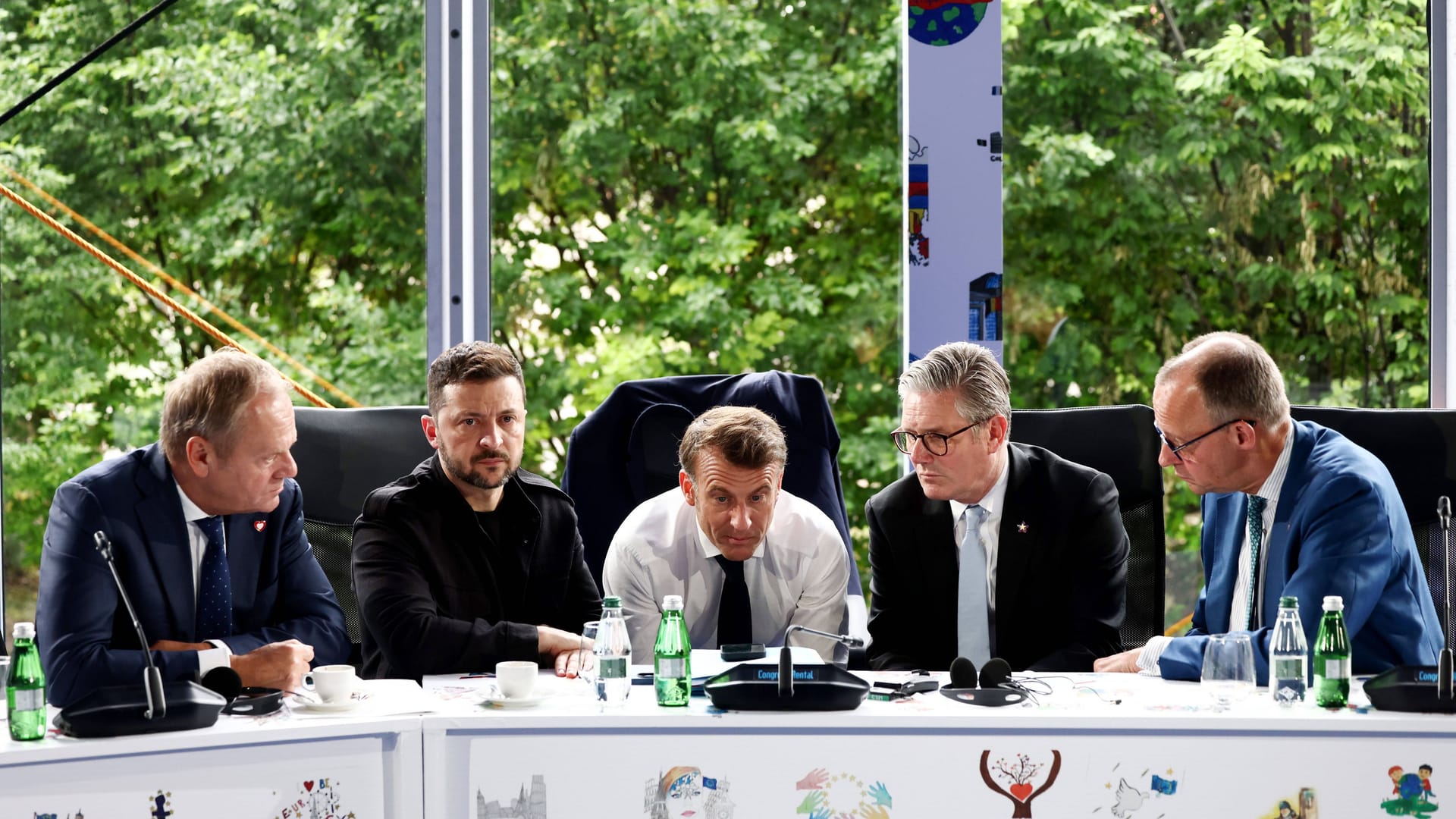Donald Tusk, Wolodymyr Selenskyj, Emmanuel Macron, Keir Starmer und Friedrich Merz: Trump gemeinsam einschwören.