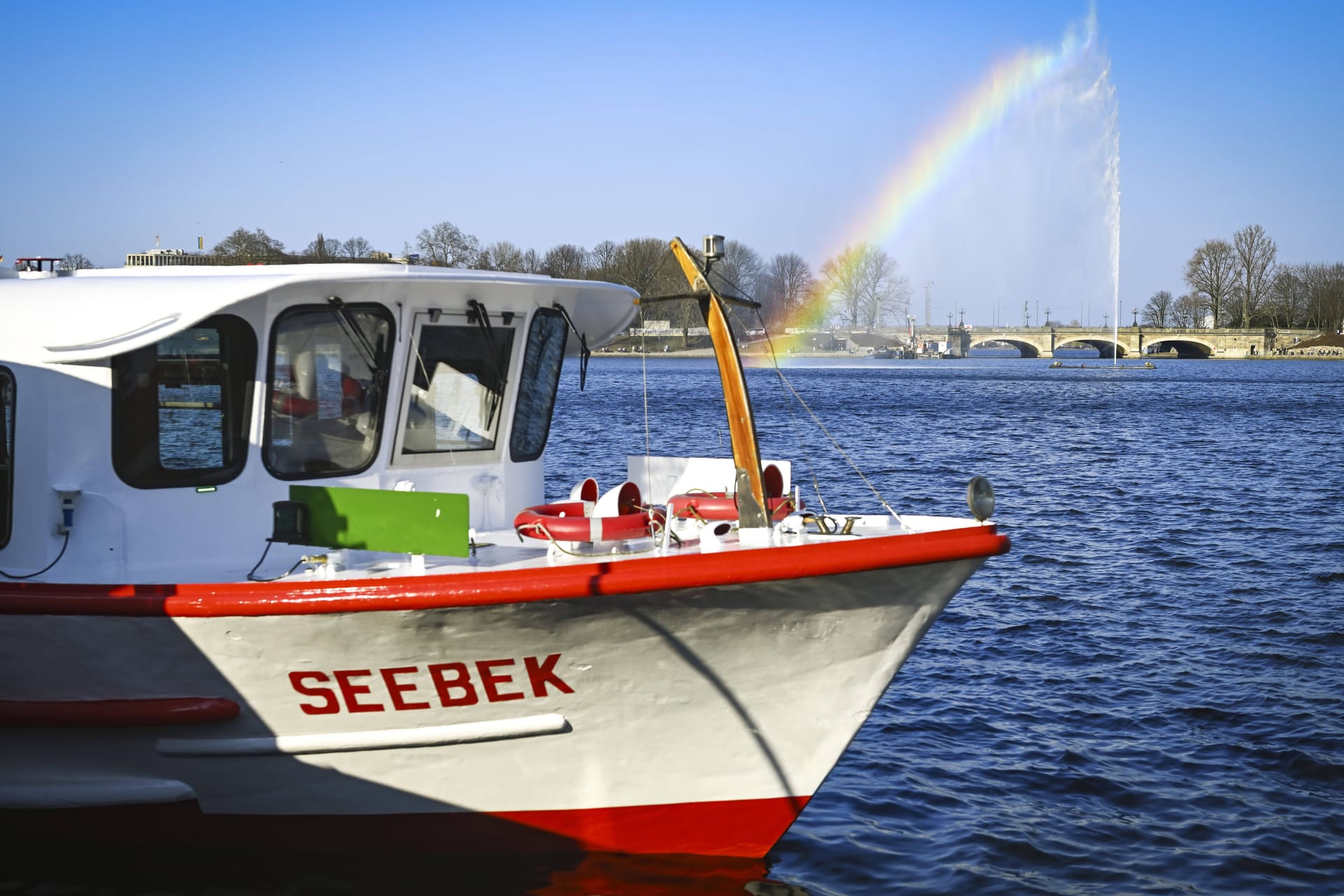 Der Alsterdampfer "Seebek" (Archivbild): Der Bezirk Nord möchte die Ausflugsschiffe wieder ins HVV-Angebot integrieren.