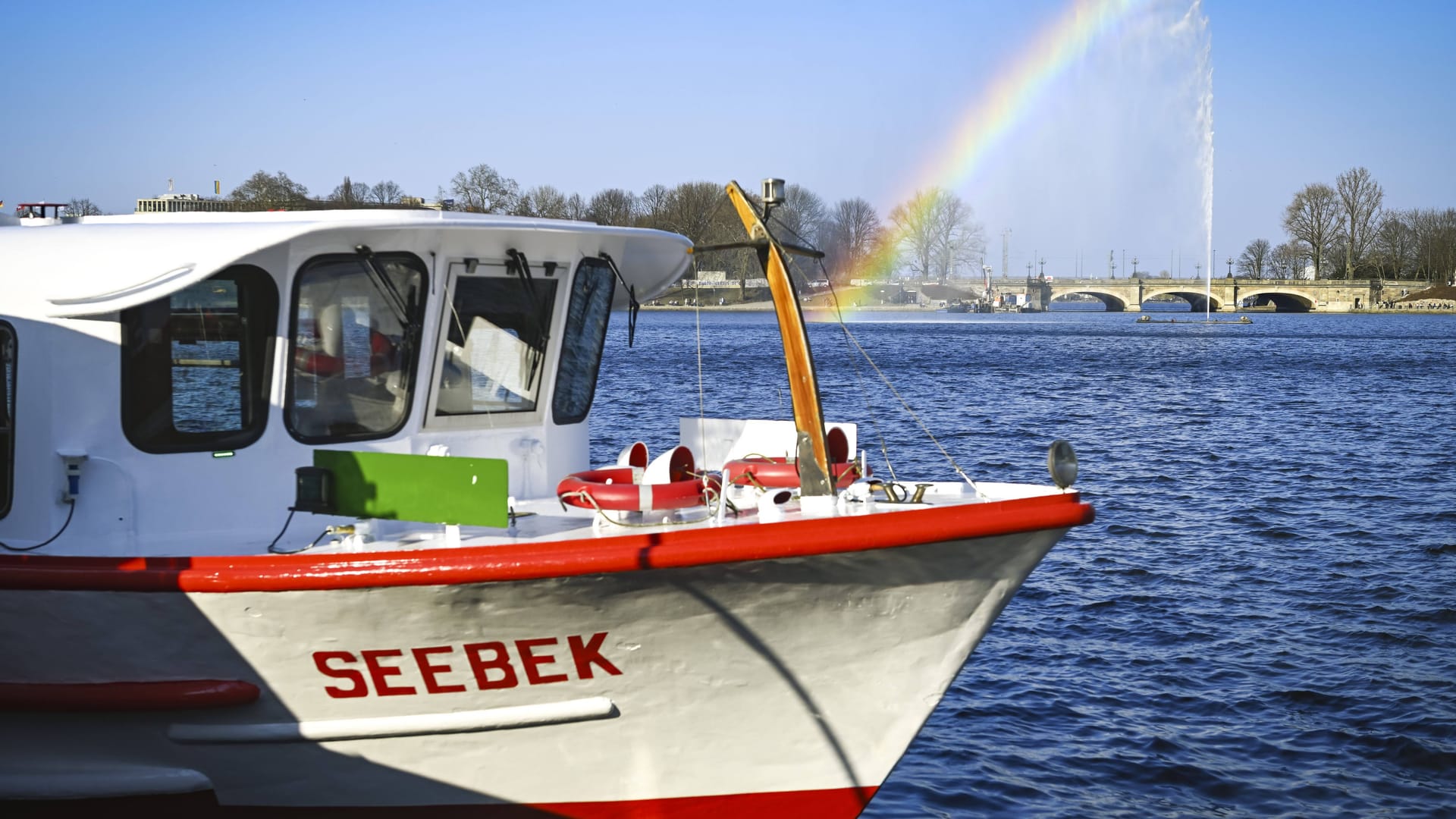 Der Alsterdampfer "Seebek" (Archivbild): Der Bezirk Nord möchte die Ausflugsschiffe wieder ins HVV-Angebot integrieren.