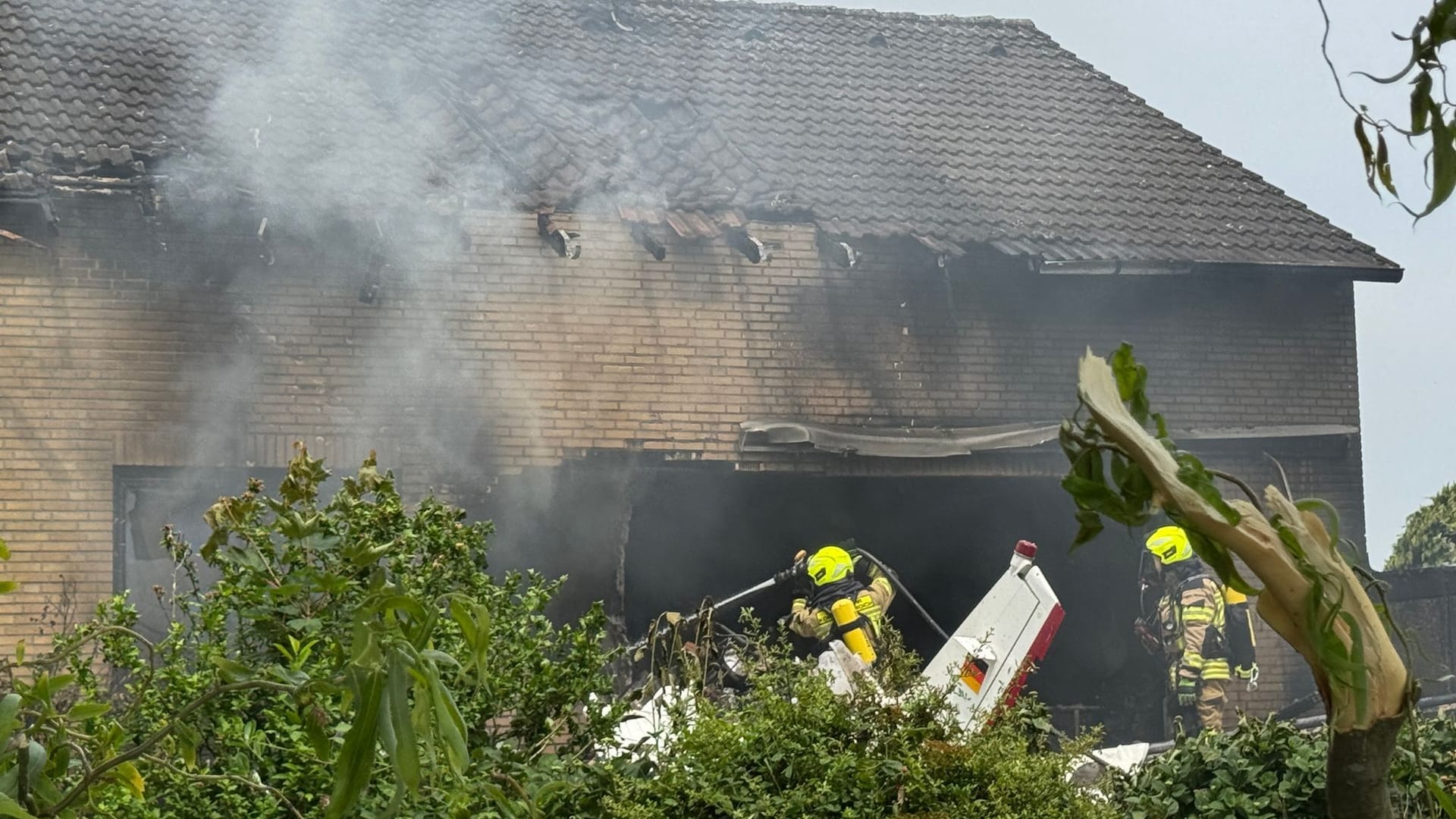Die Unglücksstelle in Kleinenbroich in NRW: Ein Kleinflugzeug stürzte ab – das Haus geriet danach teilweise in Flammen.