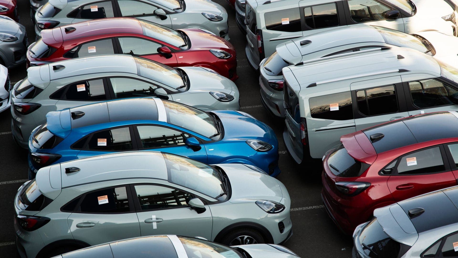 Autos auf dem Kölner Ford-Werk (Symbolfoto).