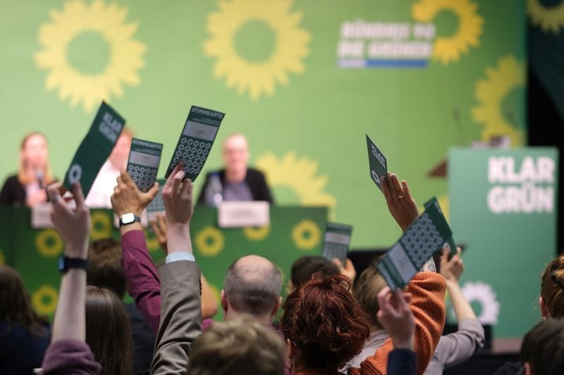 Delegierte der sächsischen Landesversammlung von Bündnis 90/Die Grünen halten ihre Stimmkarten in die Höhe: Für viele in der Partei ist ein AfD-Verfahren eine Notwendigkeit.