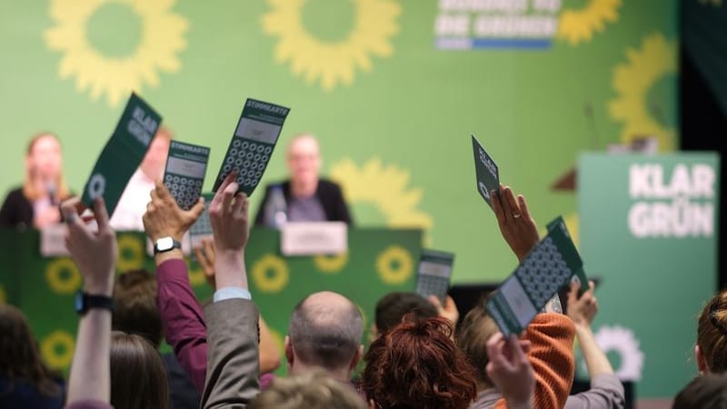 Delegierte der sächsischen Landesversammlung von Bündnis 90/Die Grünen halten ihre Stimmkarten in die Höhe: Für viele in der Partei ist ein AfD-Verfahren eine Notwendigkeit. Delegierte der sächsischen Landesversammlung von Bündnis 90/Die Grünen halten ihre Stimmkarten in die Höhe: Für viele in der Partei ist ein AfD-Verfahren eine Notwendigkeit.
