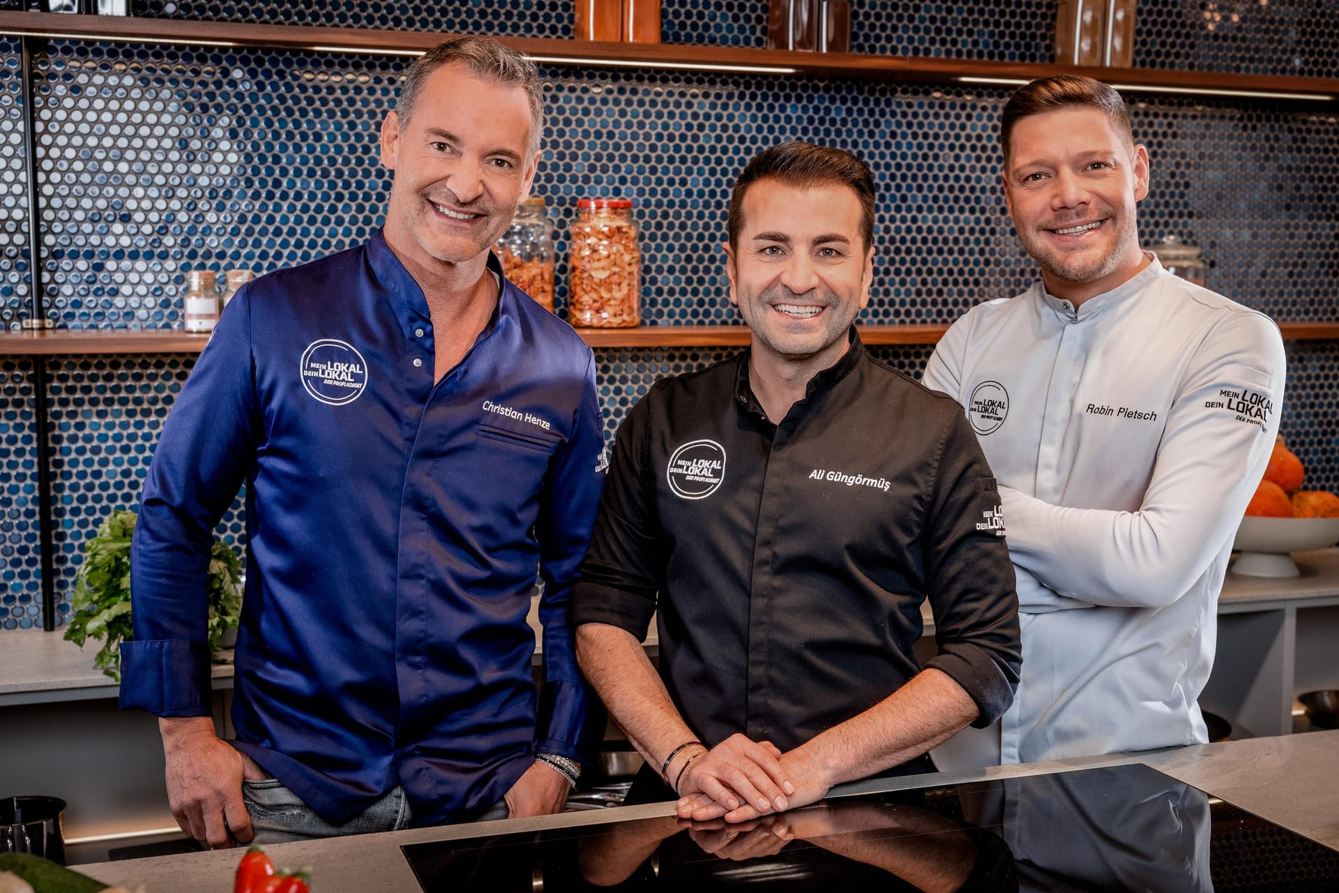 Die Profi-Köche Christian Henze, Ali Güngörmüs und Robin Pietsch führen im Wechsel durch die Sendung. Die Profi-Köche Christian Henze, Ali Güngörmüs und Robin Pietsch führen im Wechsel durch die Sendung.