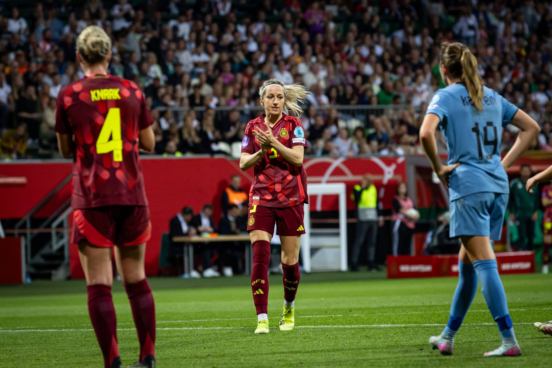 Kathrin Hendrich (ab 56. Minute): Die langjährige Innenverteidigerin kehrte in die DFB-Elf zurück, nachdem sie die vergangenen Spiele gegen Schottland verletzt verpasst hatte. Sie weiß um ihre Aufgabe, stand stabil und tat dem deutschen Spiel gut. Note: 3 Kathrin Hendrich (ab 56. Minute): Die langjährige Innenverteidigerin kehrte in die DFB-Elf zurück, nachdem sie die vergangenen Spiele gegen Schottland verletzt verpasst hatte. Sie weiß um ihre Aufgabe, stand stabil und tat dem deutschen Spiel gut. Note: 3