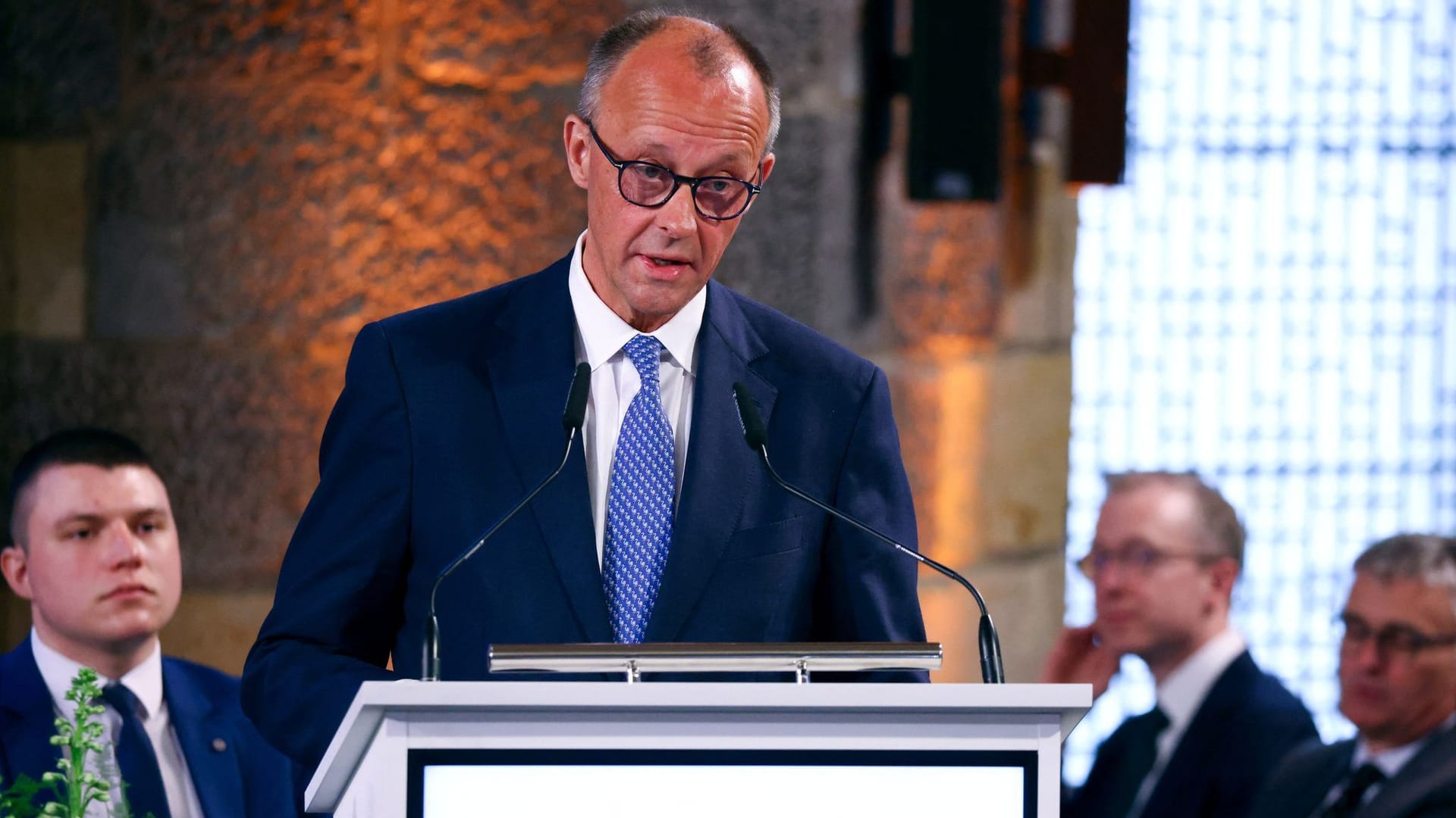 Friedrich Merz hält eine der Festreden während der Verleihung des Karlspreises.