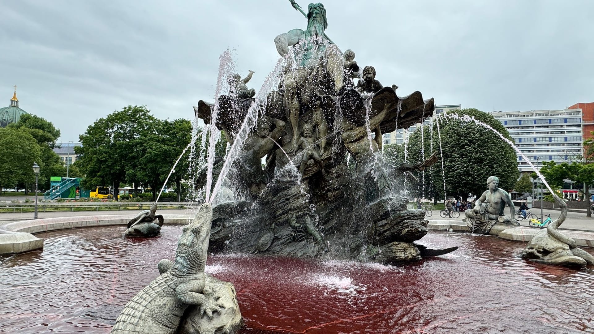Berlin den 16.05.25Irgendjemand hat bei beiden Brunnen am Alexanderplatz, der Brunnen der Völkerfreundschaft und den Neptunbrunnen das Wasser rot eingefärbt, Techniker der Polizei sind vor Ort um die Verunreinigung zu analysieren Berlin den 16.05.25Irgendjemand hat bei beiden Brunnen am Alexanderplatz, der Brunnen der Völkerfreundschaft und den Neptunbrunnen das Wasser rot eingefärbt, Techniker der Polizei sind vor Ort um die Verunreinigung zu analysieren