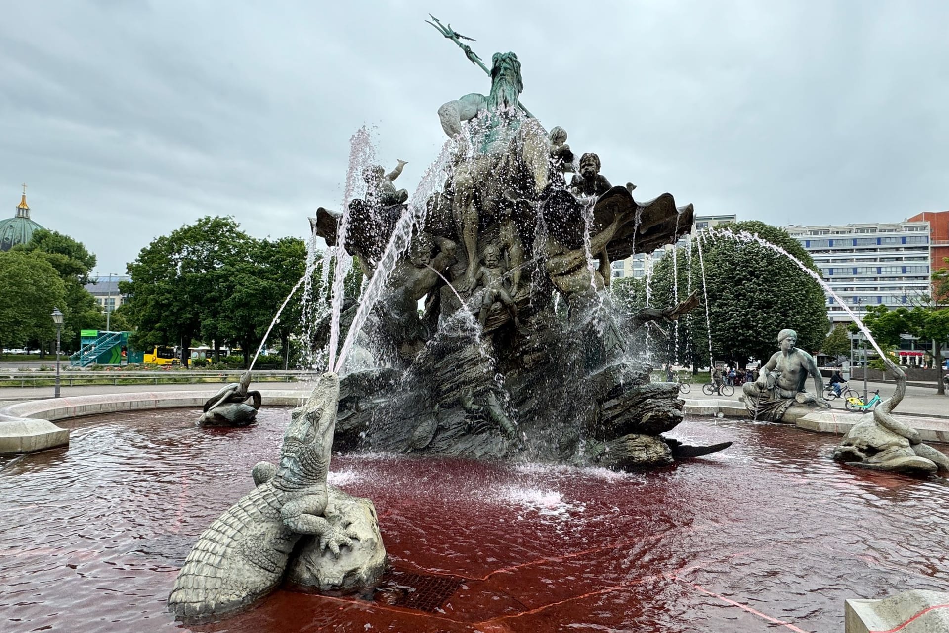 Berlin den 16.05.25Irgendjemand hat bei beiden Brunnen am Alexanderplatz, der Brunnen der Völkerfreundschaft und den Neptunbrunnen das Wasser rot eingefärbt, Techniker der Polizei sind vor Ort um die Verunreinigung zu analysieren
