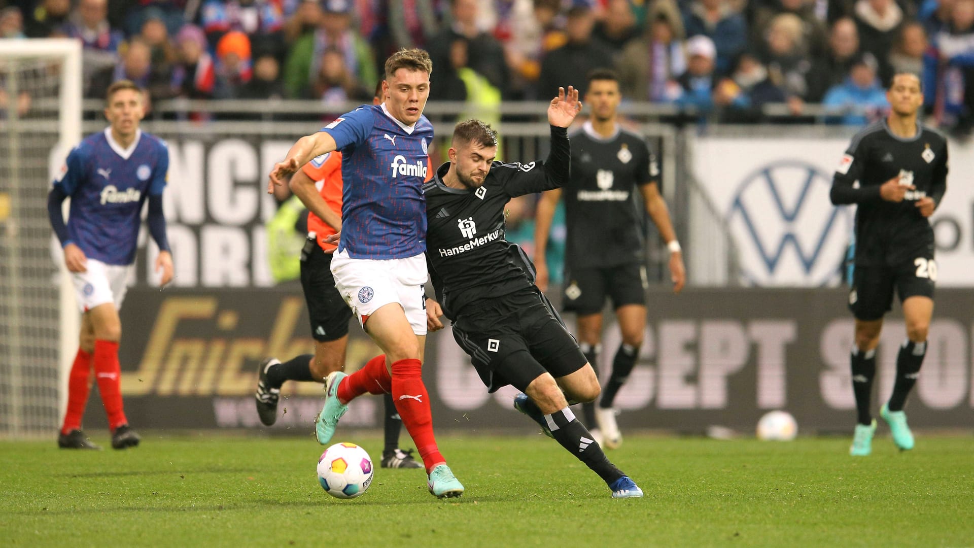 Nicolai Remberg (l.) setzt sich gegen Lukasz Poreba durch (Archivbild): In der kommenden Saison könnten beide Profis für den HSV auflaufen. Nicolai Remberg (l.) setzt sich gegen Lukasz Poreba durch (Archivbild): In der kommenden Saison könnten beide Profis für den HSV auflaufen.