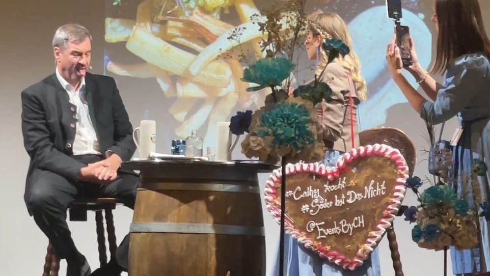 Markus Söder (l.) und Cathy Hummels (r.): Schmeckt dem Ministerpräsidenten, was ihm die Influencerin auftischt? Offensichtlich nicht. Markus Söder (l.) und Cathy Hummels (r.): Schmeckt dem Ministerpräsidenten, was ihm die Influencerin auftischt? Offensichtlich nicht.