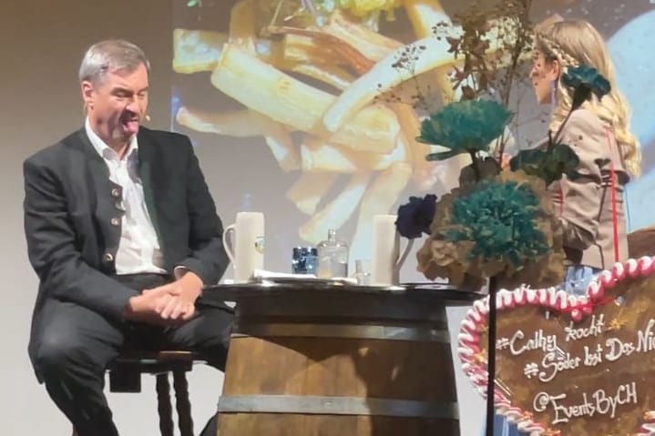 Markus Söder (l.) und Cathy Hummels (r.): Schmeckt dem Ministerpräsidenten, was ihm die Influencerin auftischt? Offensichtlich nicht.