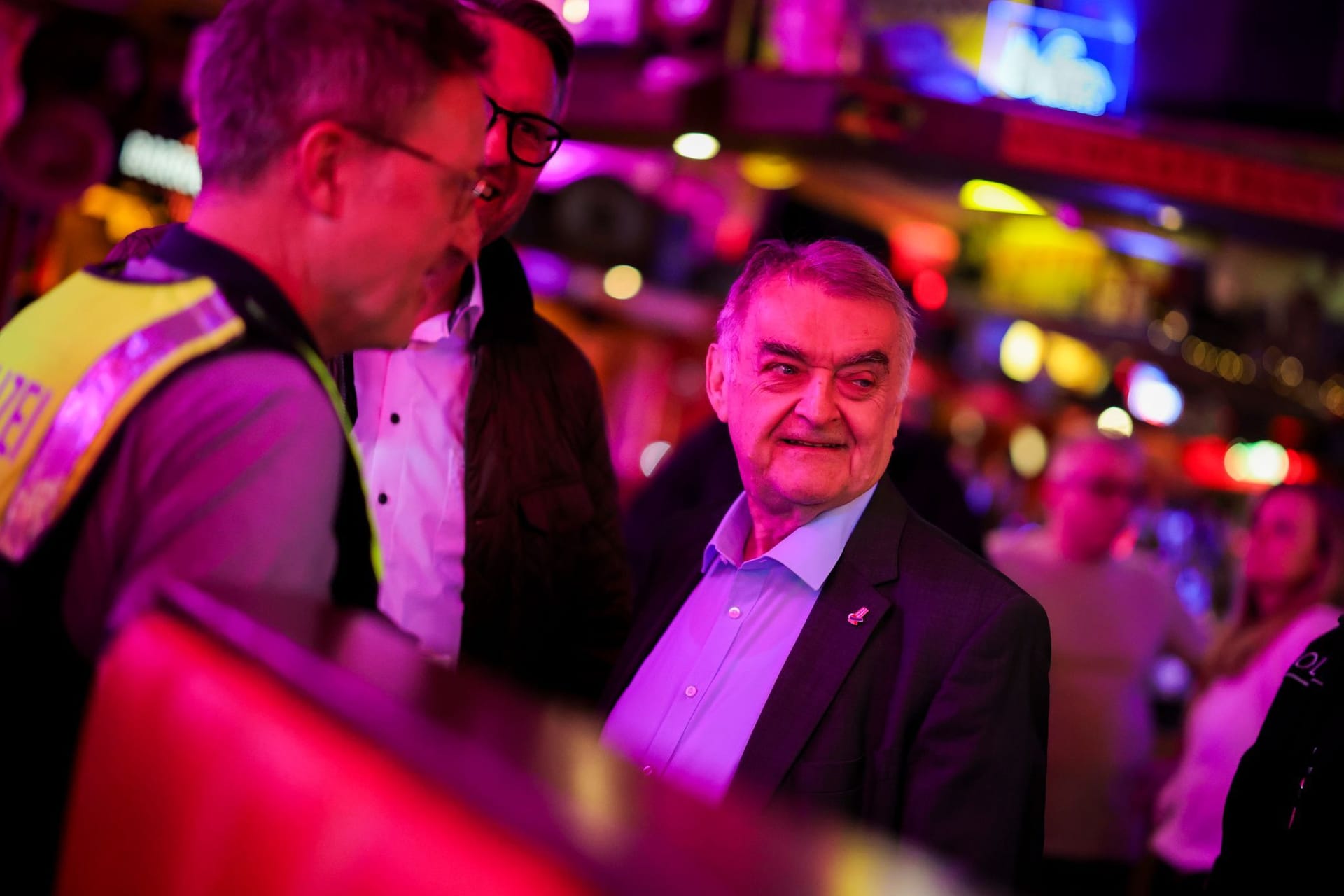 NRW-Innenminister Herbert Reul bei einer Großrazzia: Rund 400 Polizisten kontrollieren Bars, Diskotheken und Bordelle. NRW-Innenminister Herbert Reul bei einer Großrazzia: Rund 400 Polizisten kontrollieren Bars, Diskotheken und Bordelle.