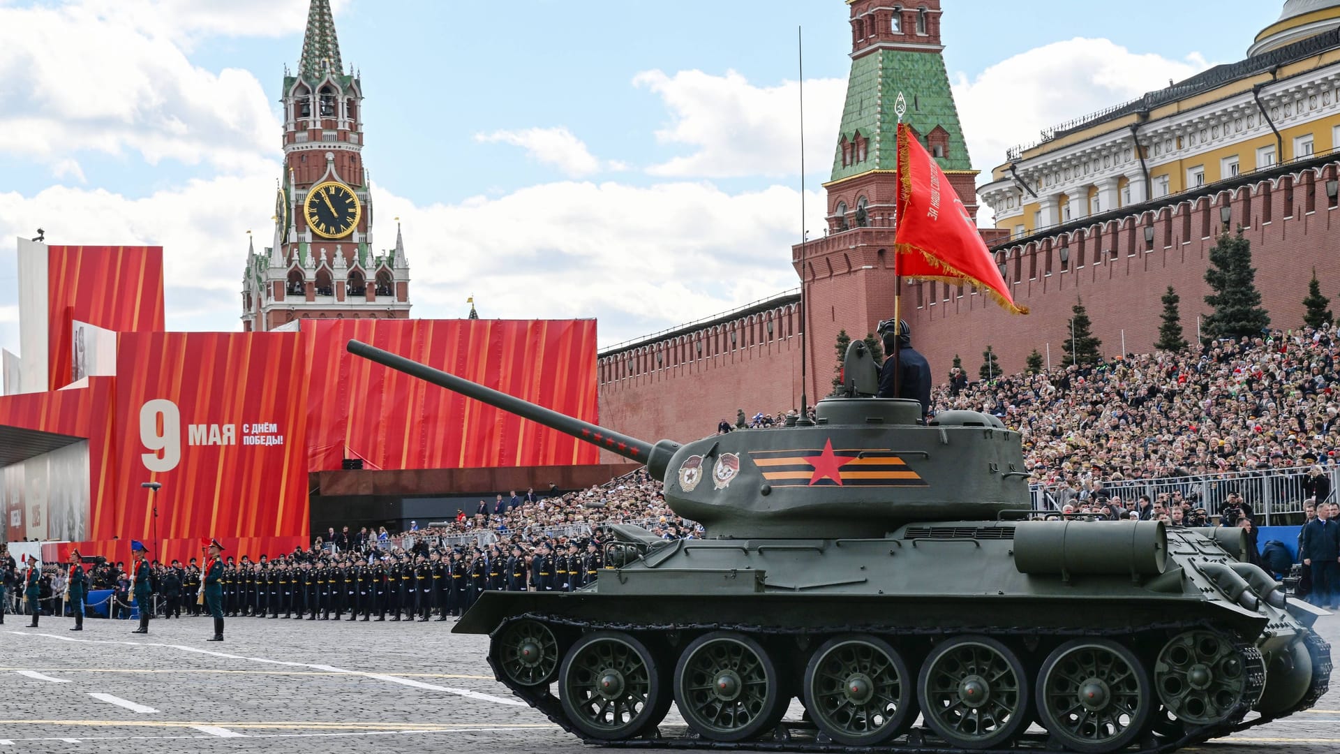 Ein T-34-Panzer aus der Zeit des Zweiten Weltkriegs auf dem Roten Platz in Moskau.
